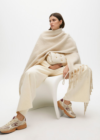 Plain scarf with thick fringing