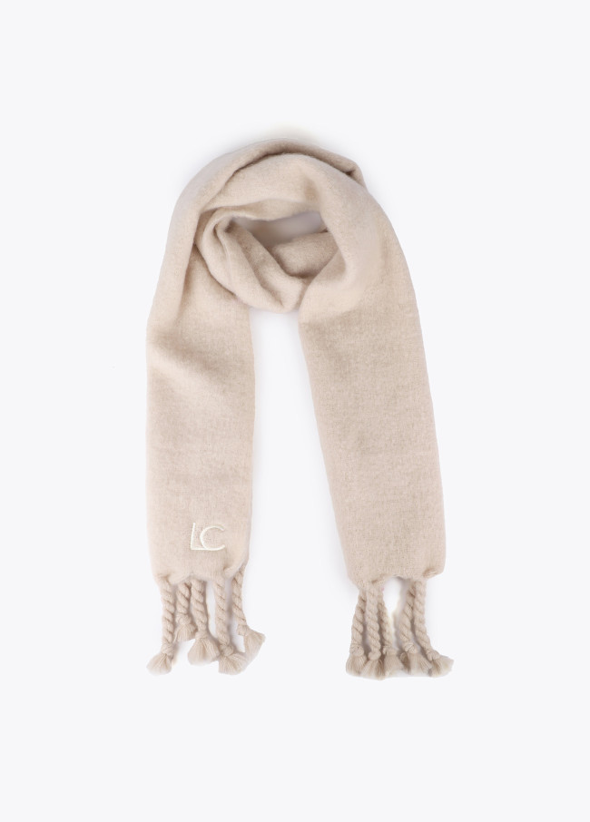 Plain scarf with thick fringing