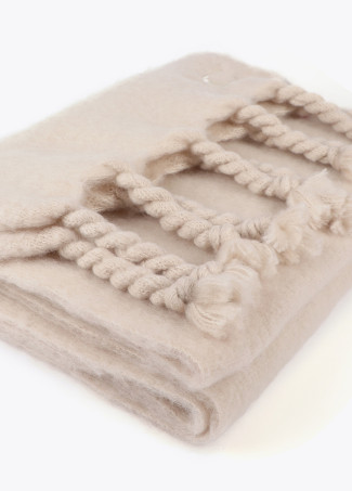 Plain scarf with thick fringing