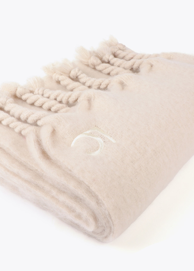 Plain scarf with thick fringing