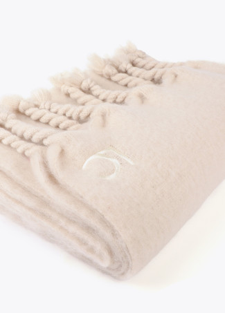 Plain scarf with thick fringing