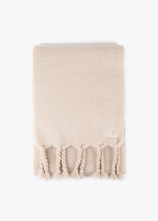 Plain scarf with thick fringing