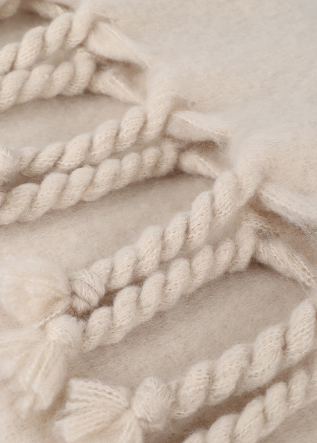 Plain scarf with thick fringing