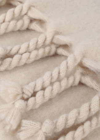 Plain scarf with thick fringing