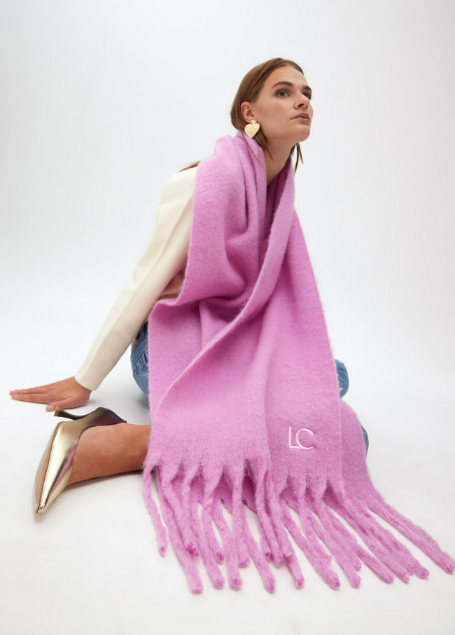 Plain scarf with thick fringing