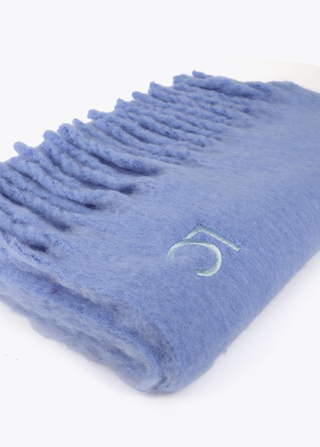 Bufanda lisa con flecos gruesos