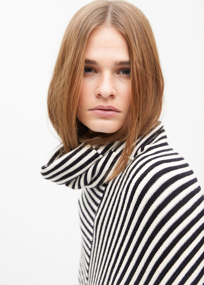 Poncho con cuello en tejido de punto a rayas