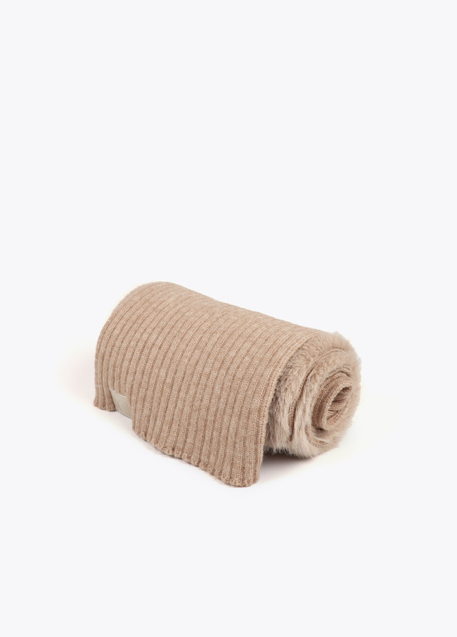 Bufanda de punto y tejido efecto pelo