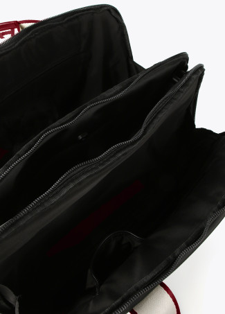 Maletín nylon con asas logotipadas en contraste y tirador de silicona