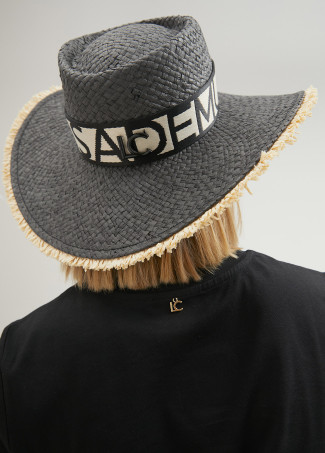 Cappello effetto rafia sfrangiato