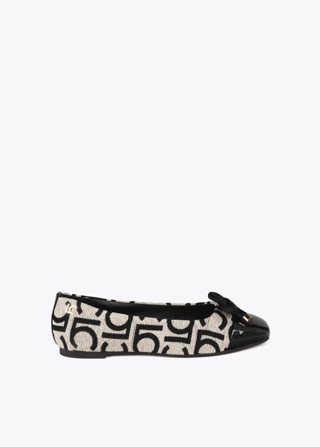 Ballet flats with round toe and front bow detail