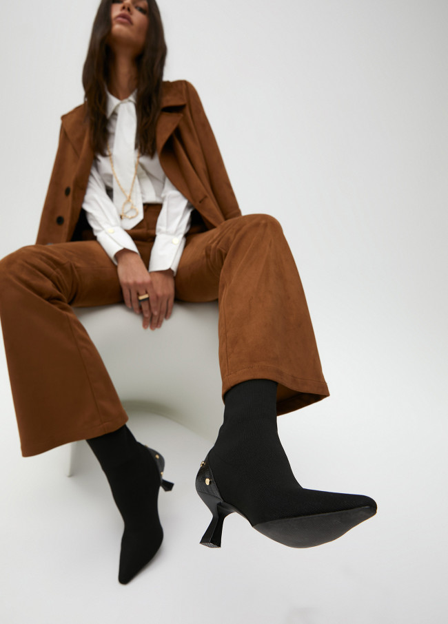 Bota estilo meia com detalhes de cobra