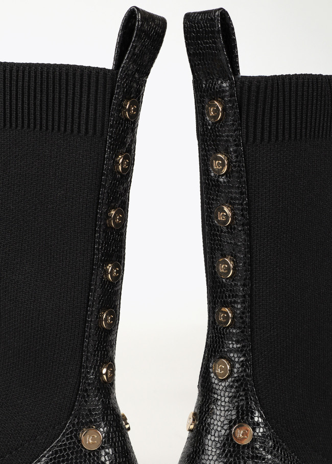 Bota estilo meia com detalhes de cobra