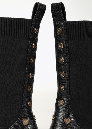 Bota estilo meia com detalhes de cobra