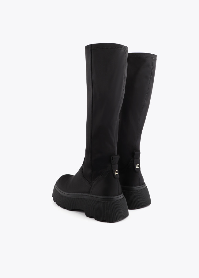 Bota alta con caña tipo calcetín