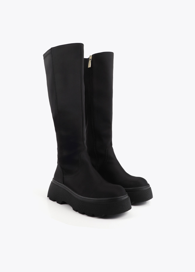 Bota alta con caña tipo calcetín