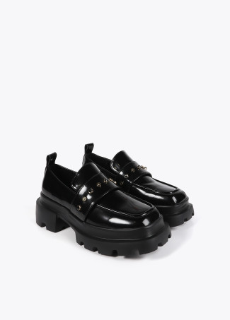 Loafers with square toe rivet details