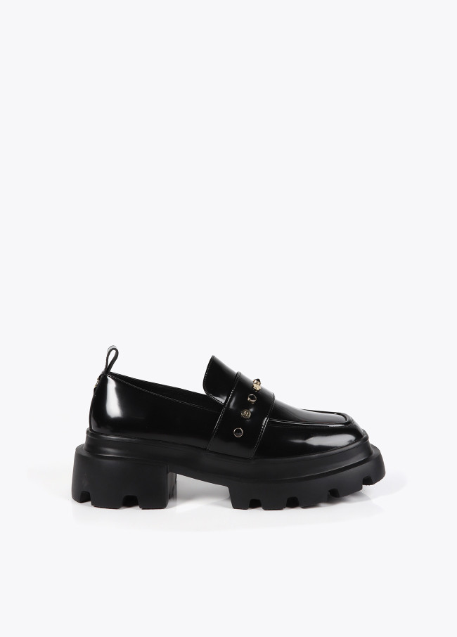 Loafers with square toe rivet details