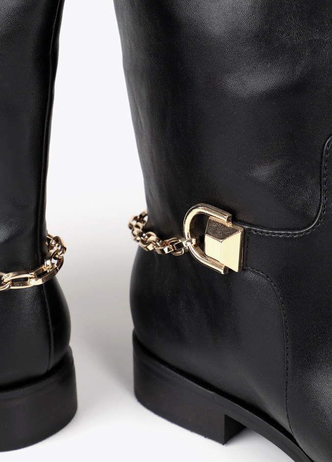 Stivale alto con dettaglio di catena posteriore