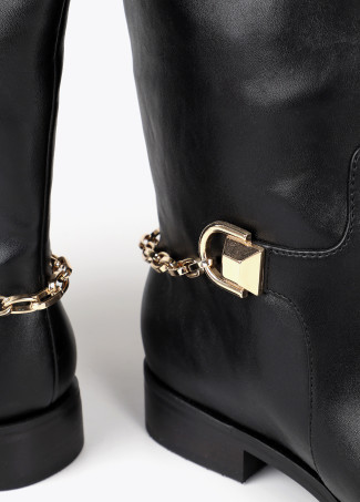 Stivale alto con dettaglio di catena posteriore