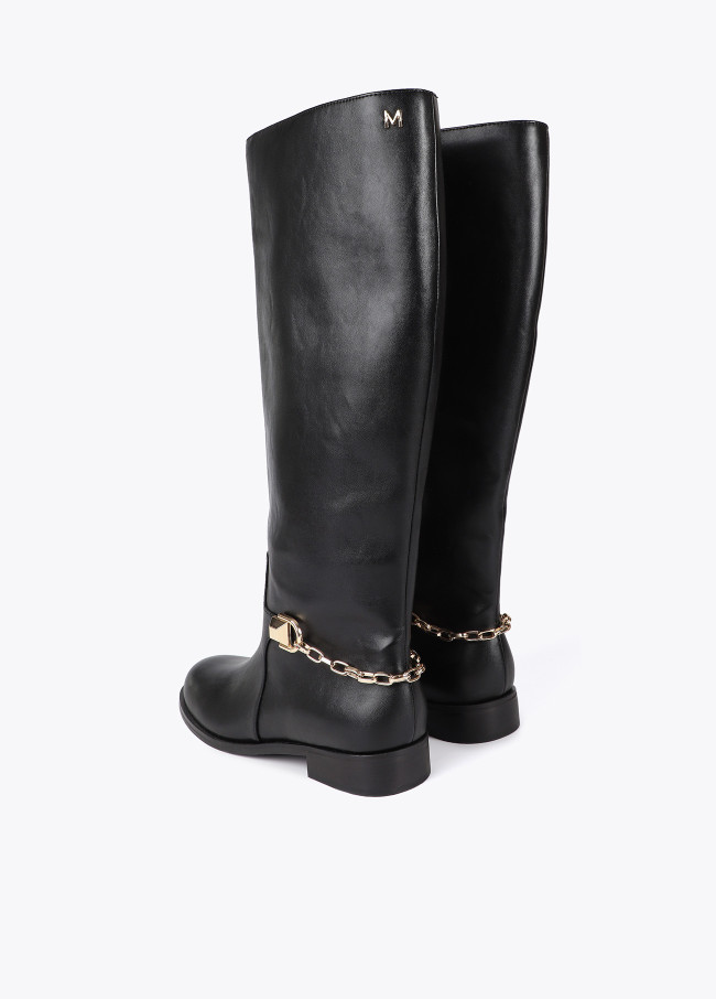 Stivale alto con dettaglio di catena posteriore