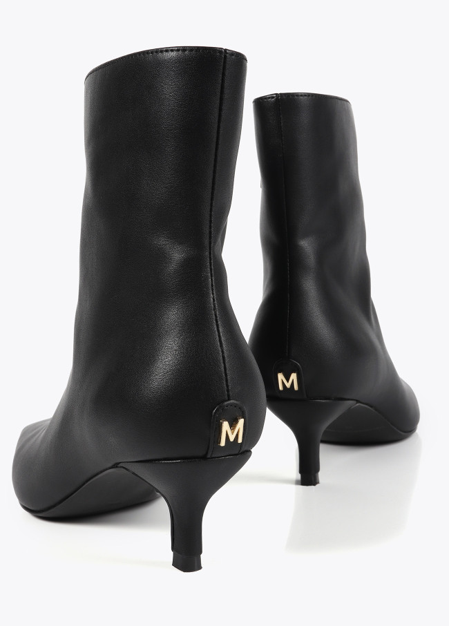 Heeled ankle boots with pointed toe