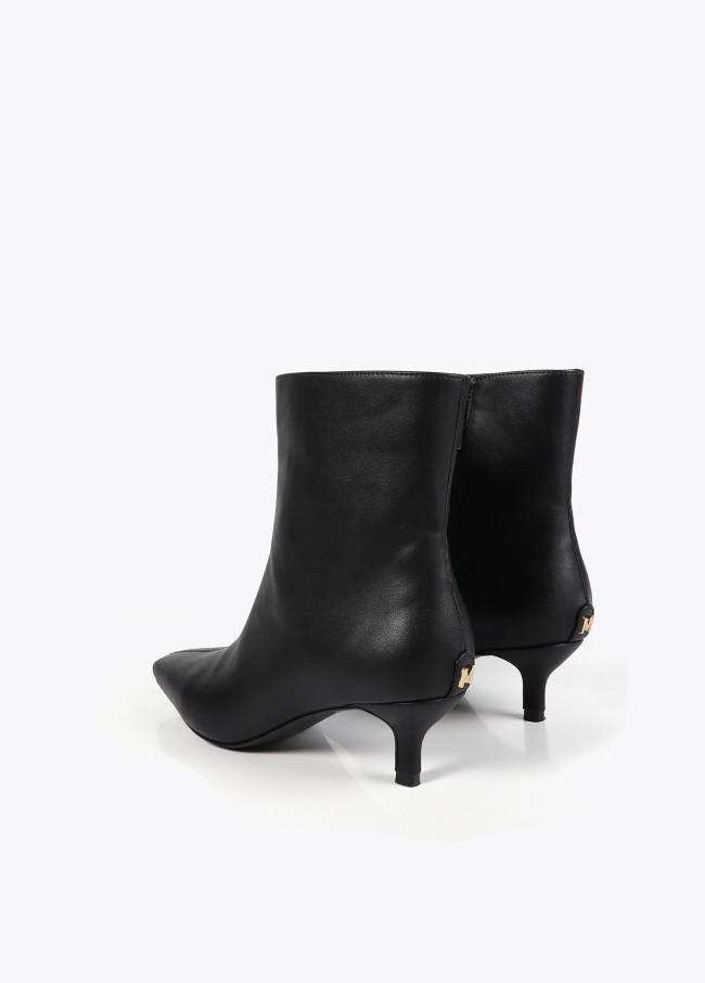 Heeled ankle boots with pointed toe