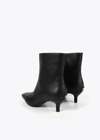 Heeled ankle boots with pointed toe