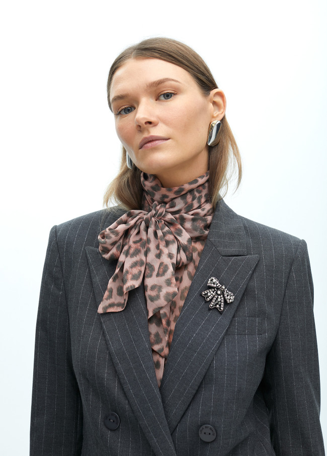 Veste à rayures avec détail bijou sur le revers