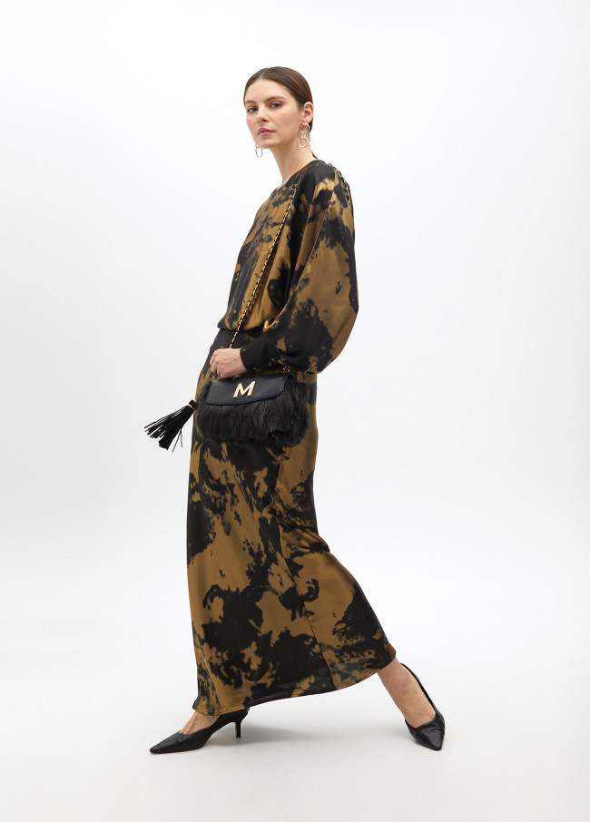 Long printed dress with asymmetrical sleeves