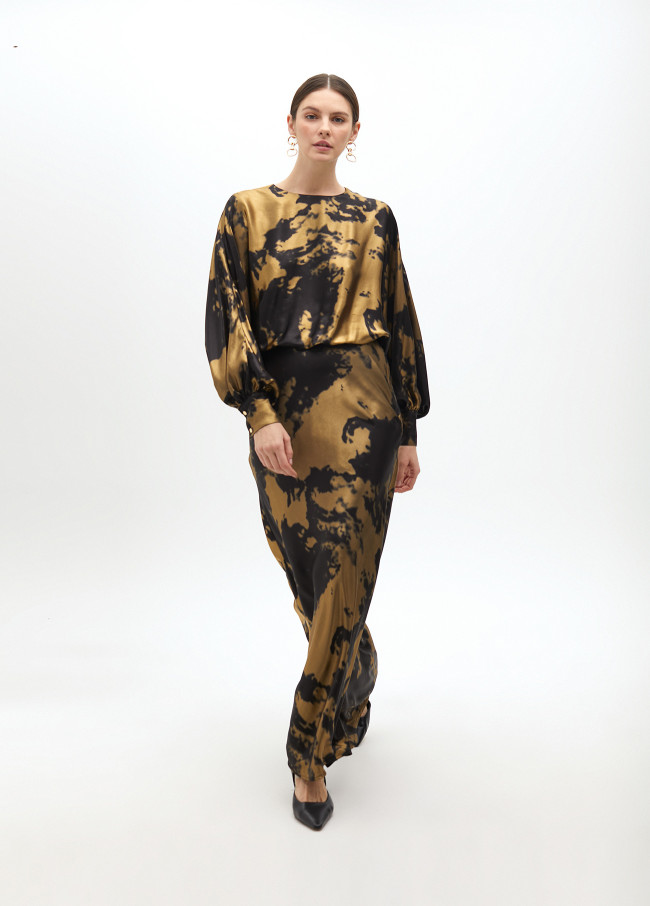 Vestido longo estampado com manga assimétrica