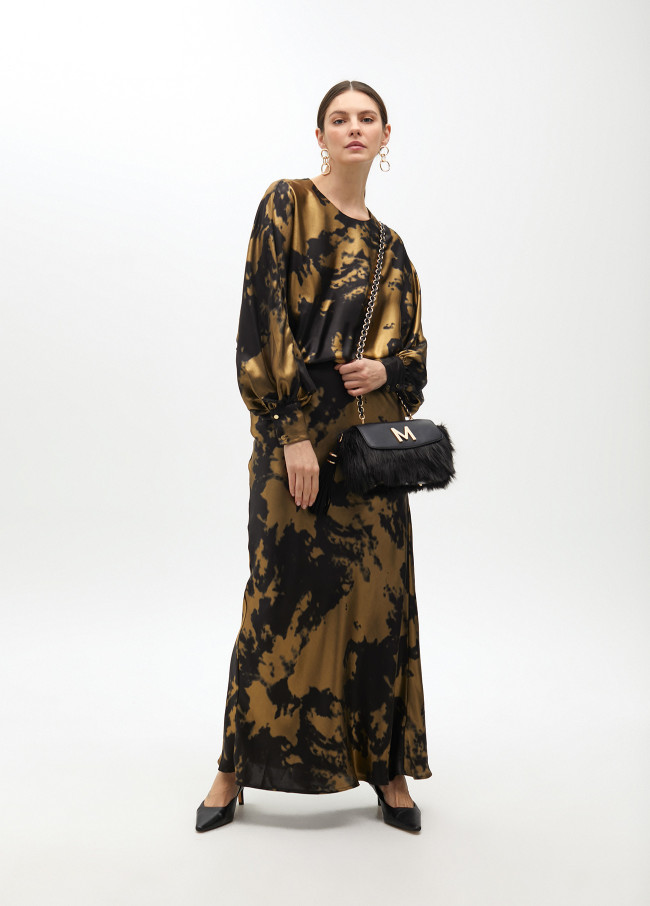 Long printed dress with asymmetrical sleeves
