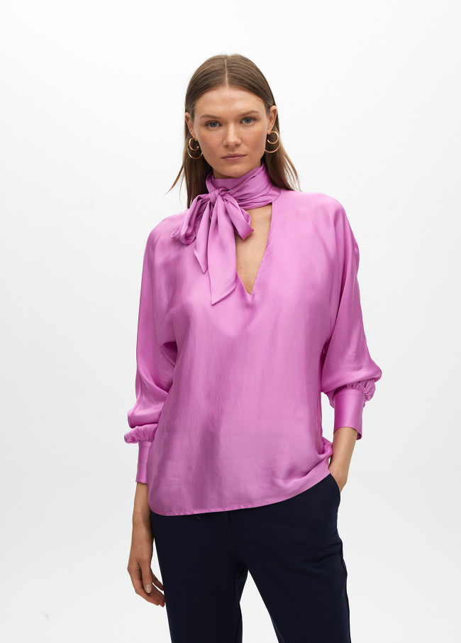 Blusa satén fluída con lazada