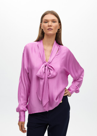Blusa satén fluída con lazada