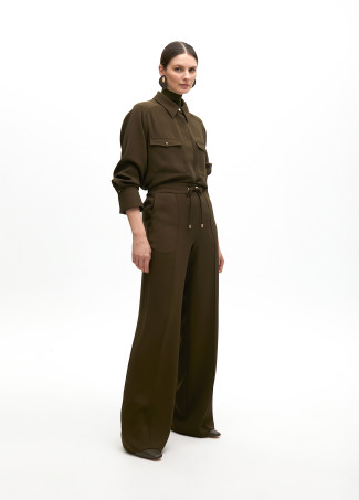 Straight trousers with elastic and central rib