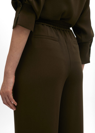 Pantalón recto con goma y nervio central