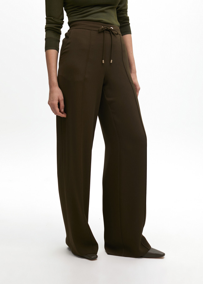 Straight trousers with elastic and central rib