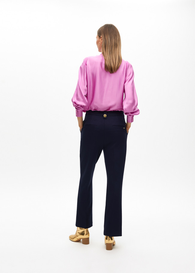 Pantalón recto con botones dorados