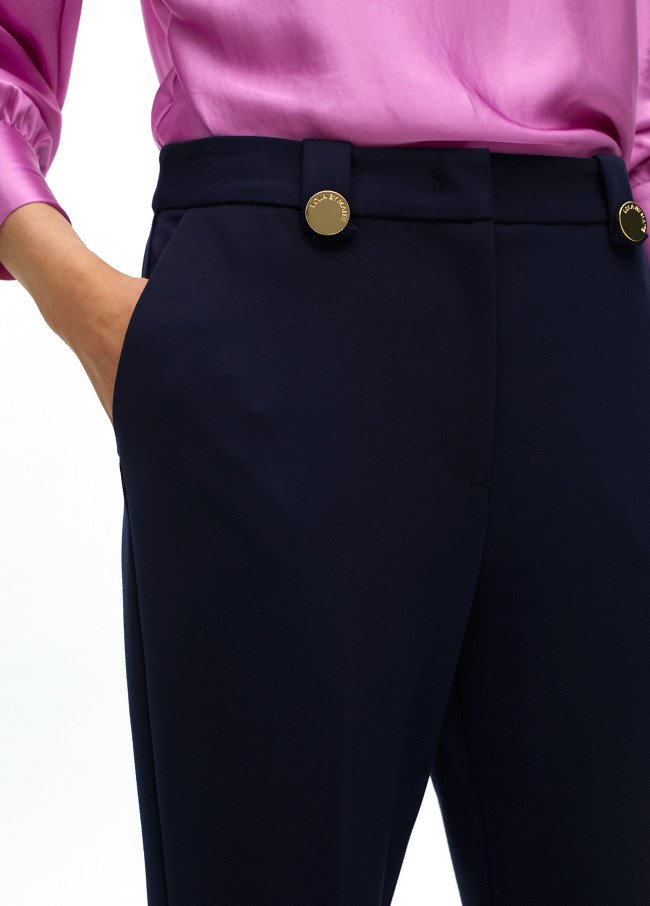 Pantalón recto con botones dorados