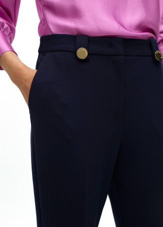 Pantalón recto con botones dorados