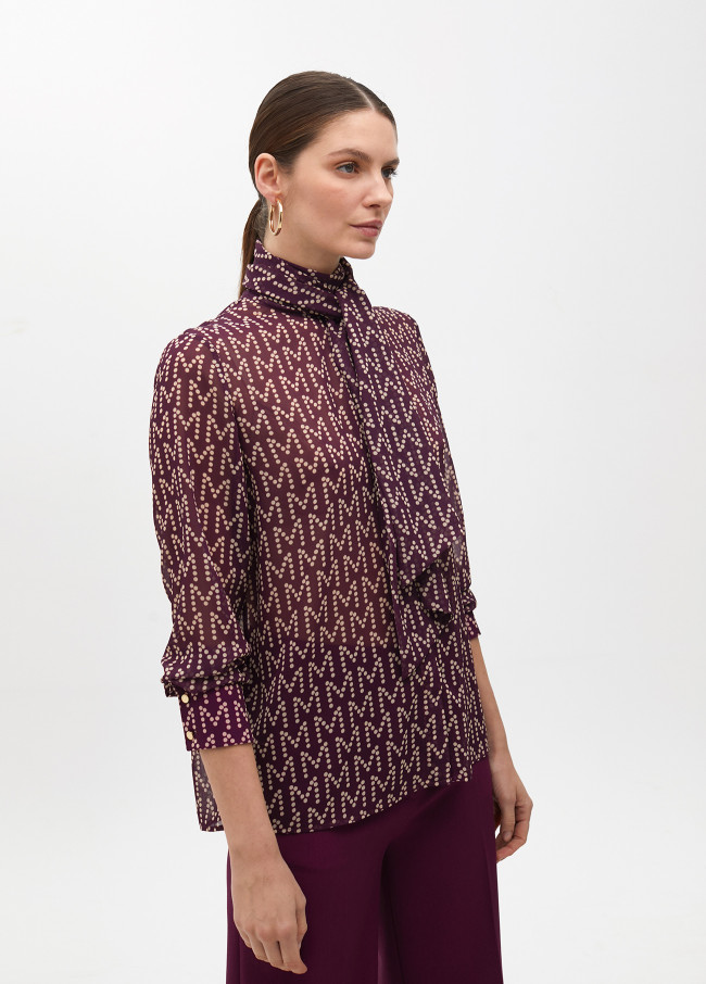 Logo shirt with bow at the collar