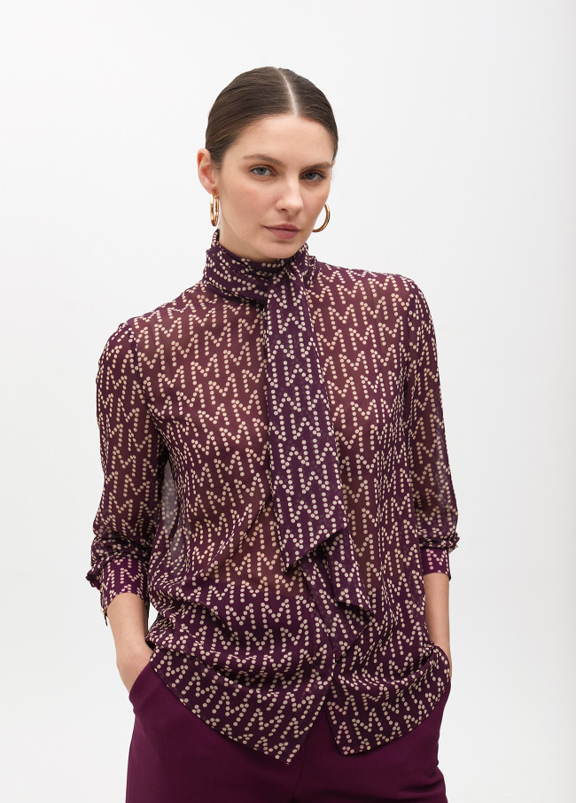 Camisa logotipada con lazada en cuello