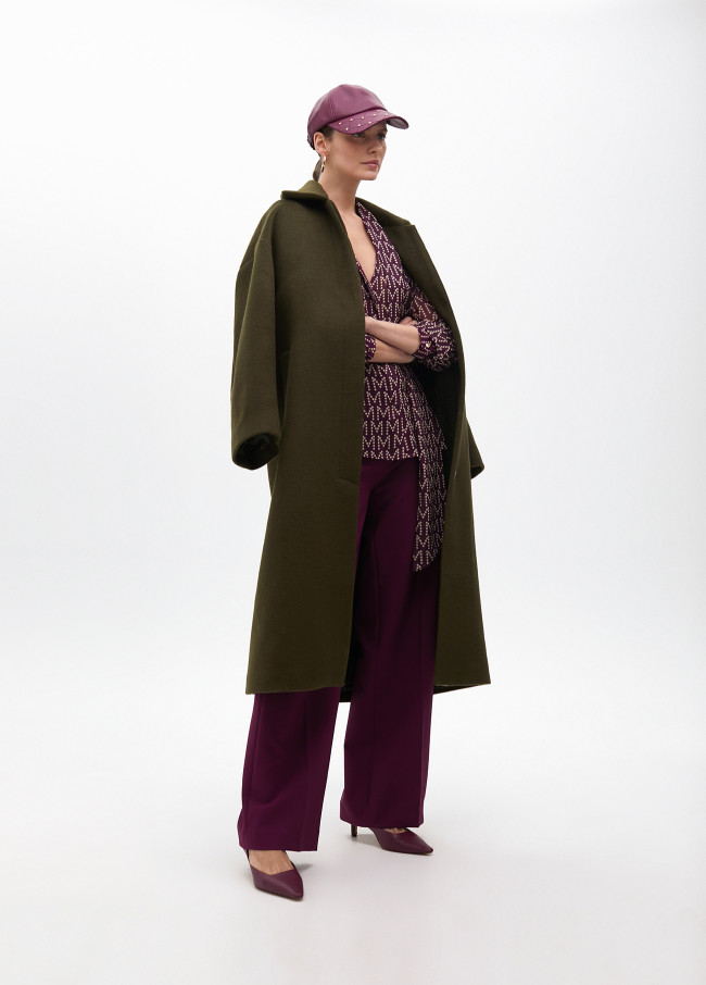 Logo shirt with bow at the collar