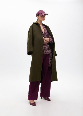 Blusa com logotipo e laço no pescoço