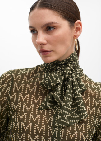 Logo shirt with bow at the collar