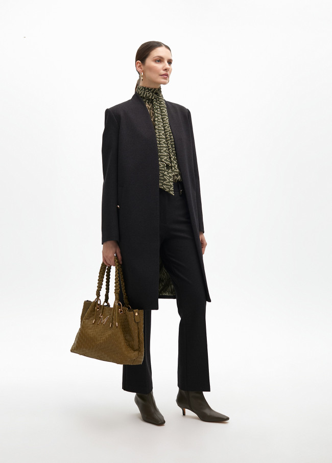 Logo shirt with bow at the collar