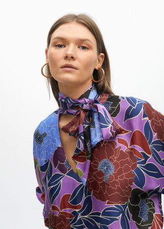 Bluse mit Schleife und Blumenmuster