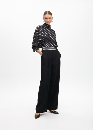 Blouse à col haut à pois