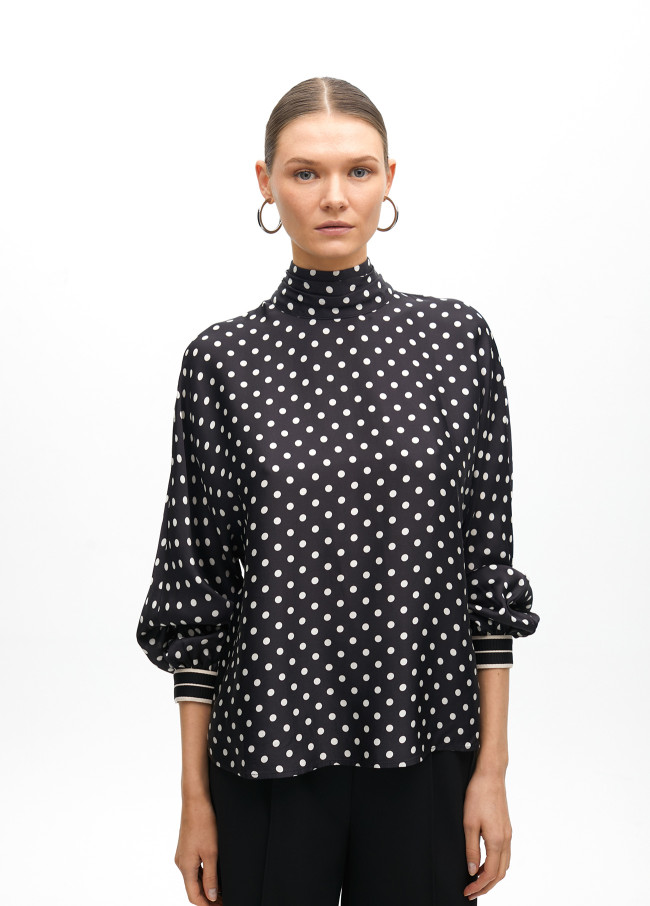 Blusa collo alto a pois