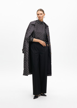 Blouse à col haut à pois